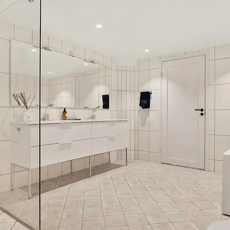 High End 2br - Balcony - Harbour View Apartment *