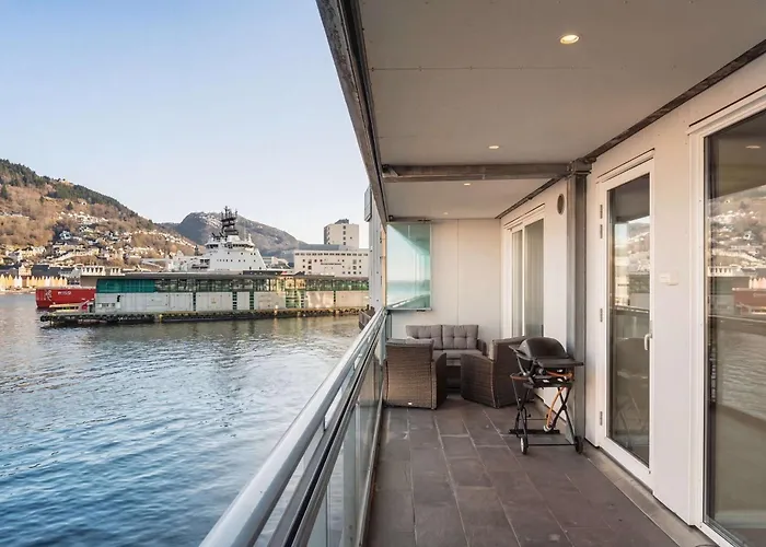 High End 2br - Balcony - Harbour View