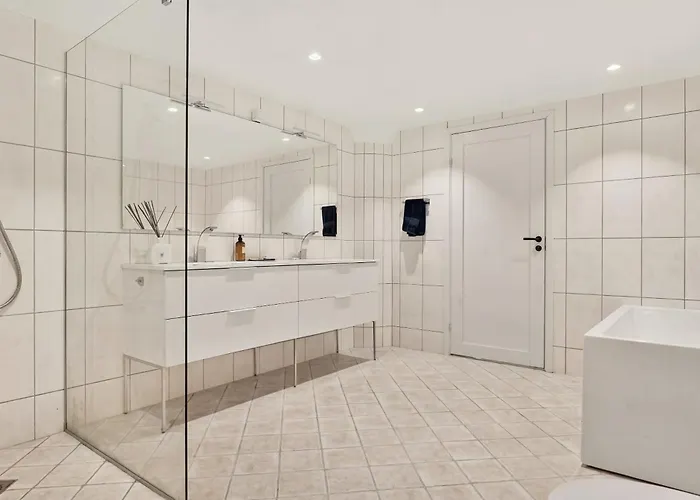 High End 2br - Balcony - Harbour View Apartment *